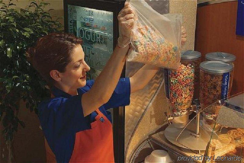فندق هوليداي إن إكسبريس كورينينج كورنينغ المظهر الخارجي الصورة